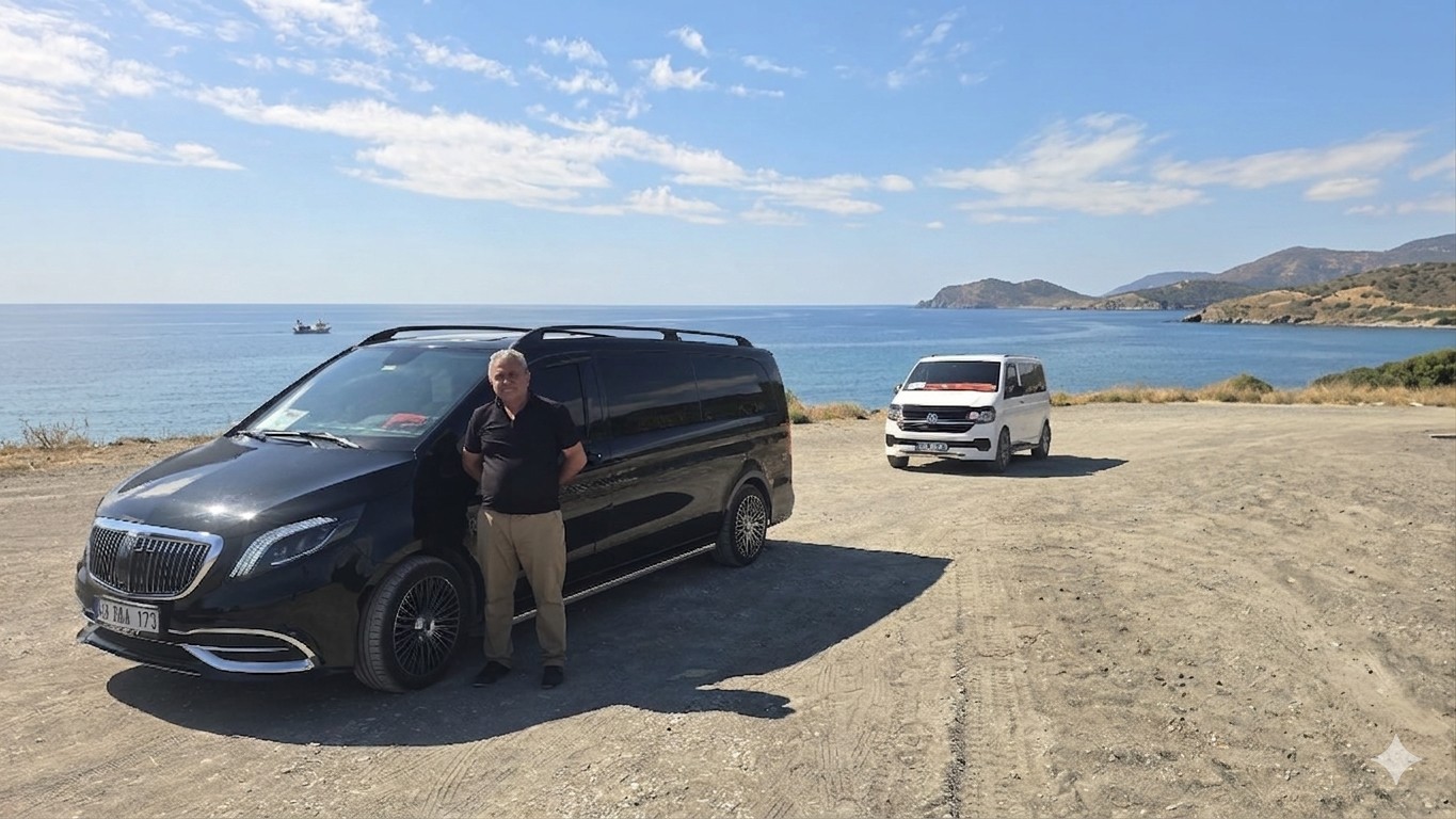 ULGAN Turizm filosu Bodrum kıyısında — siyah Mercedes-Benz V-Class özel donanımlı VIP transfer aracı ve beyaz Volkswagen Multivan grup transfer aracı